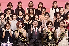 行政院長卓榮泰（前中）15日在台北出席「世界華人
工商婦女企管協會華董分會第5、6屆會長交接暨理監
事就職典禮」，與新任會長賴淑子（前左2）等人一
同比出微笑手勢留影。
