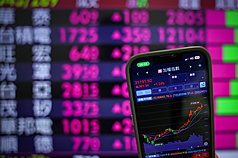 台美關稅談判在美東時間15日結束總結會議，行政院與美國商務部公布協議內容，雙方達成台灣對等關稅調降為15%且不疊加原本最惠國待遇稅率，台股16日開紅盤持續挑戰新高。
