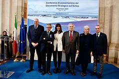 義大利國防部長克羅塞托（左1）、外交部長塔加尼（右3）等官員16日舉行記者會，公佈義大利新版的
北極戰略政策。（義大利外交部提供）
