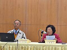 學測訂於1月17日至19日舉行，17日第1節考數學A，大考中心主任張新仁（右）於數A考試結束後說明試務狀況。
