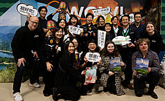 駐芬蘭代表林昶佐出席北歐Matka Travel Fair旅展，與台灣館人員合照。