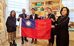 台灣再度於英國茶學院（UKTA）主辦的國際茶品競賽The Leafies創佳績，獲金獎肯定的桃園「益壽茶園」園主林雨暘（左2）、苗栗「坪林五二」創辦人袁珮蓓（右2），以及拿下「至尊大獎」的FormoCha
負責人張家齊（左3）16日在頒獎典禮場邊合影。