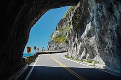 舊蘇花公路和仁至大清水路段(台9丁64K至69K)沿線有許多經典景點，不過在0403強震後邊坡崩塌，多次阻斷交通難以復原，行政院日前已公告廢線。(公路邦協會常務理事邱正智提供)