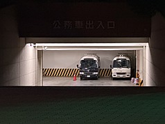 媒體記者林宸佑等6人涉嫌違反國家安全法等，橋頭地檢署訊後向法院聲押禁見，獲橋頭地方法院裁准，6人17日晚間被移送高雄看守所。圖為橋頭地檢署等待移送犯嫌車輛照片。