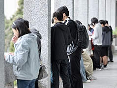 115學年學科能力測驗18日進行第2天測驗，學子們把握時間，在建國中學考場走廊上複習學科。