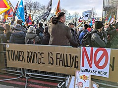 中國推動在倫敦興建巨型使館，引發當地民眾與團體強烈反彈。圖為17日針對使館建案的倫敦抗議集會上，有標語「倫敦塔橋正在崩塌」。