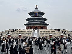 17日晚間北京市區下雪，圖為18日一早湧入北京天壇的遊客們。