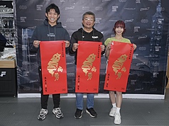 中職會長蔡其昌（中）18日在台北大巨蛋，與中職樂天桃猿隊投手陳冠宇（左）出席品牌活動，拿著
「Team Taiwan尚勇」春聯接受媒體拍攝。