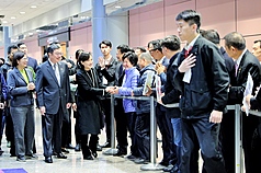 台美關稅協議拍板，行政院副院長鄭麗君（前左3）率談判團隊19日返台，行政院長卓榮泰（前左2）特別與桃園市信賴之友會等到桃園國際機場接機。