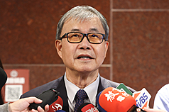 教育部長鄭英耀19日表示，台灣是多元族群，目前教育部跟地方政府都有合作提供過渡的學習輔導和語言協助，希望可以幫到這位家長。