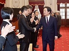 總統賴清德（前右）19日上午在總統府接見114年全國模範公務人員代表，一一握手致意，感謝公務人員在工作崗位上發揮專業與熱忱，協助推動國家政策。
