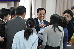 台中榮總違規讓廠商進手術室案越演越烈，傳出疑似
廠商執刀畫面。衛福部長石崇良（中）2026年1月19日在立法院接受媒體聯訪表示，他一再強調必須嚴查嚴辦，也請衛生局將本案移送檢調，關於內部調查部分，會盡快組成專案小組重新檢視。資料照片。

