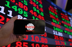 台積電股價19日盤中一度上漲40元，攀高至1780元，再創新天價。
