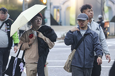 受到強烈大陸冷氣團影響，早晚氣溫在10度左右。
