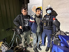 新北市蘆洲區涉嫌持刀砍死父母的廖姓犯嫌（左2），19日晚間在警方全力追緝下落網，被帶回警局
偵辦。（翻攝照片）