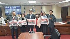 立法院社會福利及衛生環境委員會19日完成「藥事法」及「藥害救濟法」修正草案審查，2案順利送出委員會。（劉建國辦公室提供）