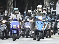 中央氣象署表示，20日晚至21日竹苗以北等7縣市，防持續攝氏10度或以下低溫；22日前全天濕冷，最冷時間點為明晚至22日清晨，西半部、宜蘭低溫約10度，北部白天高溫約15度。 (圖：中央社)