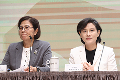行政院20日舉行「台美關稅談判說明記者會」，右為副院長鄭麗君、左為政委楊珍妮。

