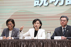 PD
行政院台美關稅談判說明記者會　鄭麗君報告
行政院20日舉行「台美關稅談判說明記者會」，院長
卓榮泰（右）、副院長鄭麗君（中）、政委楊珍妮
（左）等人出席，鄭麗君向大眾報告談判過程與成
果。
中央社記者王騰毅攝  115年1月20日
