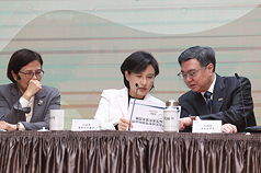 行政院20日舉行「台美關稅談判說明記者會」，院長卓榮泰（右）、副院長鄭麗君（中）、政委楊珍妮（左）等人出席，鄭麗君在會中與卓榮泰交換意見。

