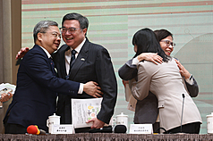 行政院20日舉行「台美關稅談判說明記者會」，說明台美談判成果，會後院長卓榮泰（左2）與經濟部長龔明鑫（左1）等人擁抱致意，右2為政委楊珍妮。