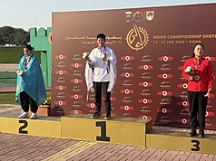台灣射擊運動女將劉宛渝（中）在卡達杜哈舉行的
2026亞洲飛靶射擊錦標賽傳捷報，她20日在不定向飛
靶項目拿下個人金牌，今年賽季有好的起步。（教練張簡銘杉提供）
