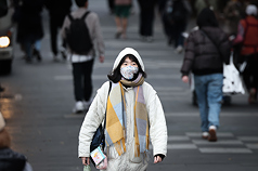 圖為民眾穿保暖衣物。
