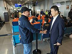 台菲打擊跨國詐騙犯罪，21日遣返17名涉嫌從事網路詐騙的台籍嫌犯。圖為駐菲副代表李廷盛（右）感謝菲國執法人員專業作為。
（駐菲代表處提供）
