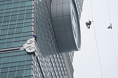 美國自由攀岩好手霍諾德24日將挑戰赤手獨攀台北101大樓，並在Netflix全球直播。圖為霍諾德21日上午進行雨天試爬，紀錄片攝影團隊在高空拍攝。