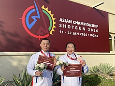 在卡達杜哈舉行的2026亞洲飛靶射擊錦標賽21日進行最後一天賽程，台灣好手陳貴鵬（左）搭檔林怡君（右）在不定向飛靶混雙賽事拿下銅牌。
（中華民國射擊協會提供）