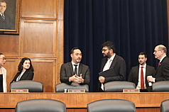 美國聯邦眾議院外交事務委員會21日壓倒性通過「人工智慧看守法案」，限制特定高階晶片出口至中國。圖為議員於法案表決前交談。