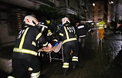 基隆市消防局小隊長詹能傑在樂利三街民宅火警搜救時不幸殉職。圖為詹能傑被救出後緊急送醫。（翻攝照片）