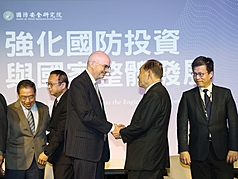 國防院22日舉辦「強化國防投資與國家整體發展」講座，邀請AIT處長谷立言(前左3)專題演講，與國防安全研究院董事長霍守業(右2)握手致意。(中央社)
