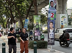 泰國2月8日將舉行大選，曼谷街頭有各黨候選人的看板、旗幟。資料照。