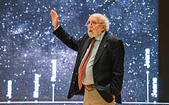 中央研究院「台灣橋梁計畫」第4場講座22日舉行，邀請2019年諾貝爾物理學獎得主、日內瓦大學榮譽教授米歇爾．梅爾（Michel Mayor）主講「是否存在『B行星』－人類會移居到系外行星嗎？」，吸引逾400名聽眾參與。
（中研院提供）