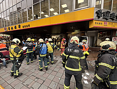 一輛三立電視台採訪車23日下午突然失控撞進台北市中山區的彰化銀行吉林分行內，大批警消獲報趕往現場處理，事發現場周邊已先拉起封鎖線。
（翻攝照片）
