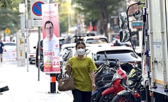 每年冬季，泰國大部分地區都會受到霧霾影響，多年來當局採取各種措施試圖解決，包括實施居家辦公政策或限制農作物殘株焚燒等，但成效仍不足。圖為曼谷民眾上街戴口罩。
