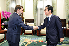 PD
賴總統接見美參議員加勒戈等一行（1）
總統賴清德（右）23日在總統府接見美國聯邦參議員
加勒戈（Ruben Gallego）（左），加勒戈也是2026年
首名訪台的美國國會議員，賴總統歡迎加勒戈等人來
訪。
中央社記者翁睿坤攝　115年1月23日
