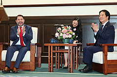 總統賴清德（右）23日下午在總統府接見2026年首名訪台的美國國會議員加勒戈（左），雙方就台美經貿與安全關係及區域情勢等重要議題交換意見。