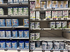 瑞士媒體報導，在瑞士，嬰兒食品召回並非罕見。近年來，雀巢、霍赫多夫、喜寶（HiPP）、Migros與Hero都曾因不同原因召回產品。圖為瑞士超市嬰兒奶粉架。
