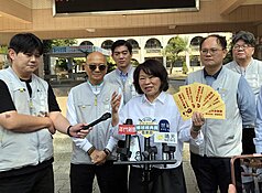 嘉義市政府24日起、一連2天加碼普發每名市民新台幣6000元現金，及65歲以上長輩每人1000元春節禮金；市長黃敏惠（前右2）受訪表示，市府預估這次發放現金可創造約30億元的商機。
