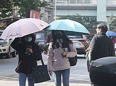 東北季風增強、華南雲雨區東移 天氣轉濕冷。