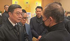 基隆市消防局小隊長詹能傑日前在火場捨身救人殉職。行政院長卓榮泰（左）24日前往靈堂上香，慰問詹能傑的家屬。（讀者提供）

