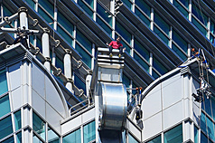 美國自由攀岩好手霍諾德（Alex Honnold）25日徒手攀登台北101大樓。

