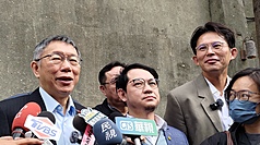 民眾黨主席黃國昌（右2）與創黨主席柯文哲（左1）25日上午出席「高雄轉型、青年未來」青年論
壇，並於會前接受媒體聯訪。
