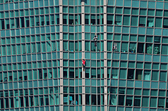 美國攀岩好手霍諾德（Alex Honnold）（紅衣）25日挑戰徒手獨攀台北101。
