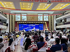 泰國台灣會館24日舉行第48、49屆主席暨監事長交接典禮，席開數十桌，近百名台僑領袖和政界代表齊聚。