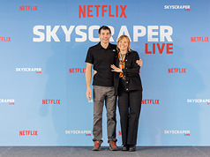 美國自由攀岩好手霍諾德（左）25日順利完成赤手獨攀台北101頂端的壯舉，他與妻子桑妮（右）出席記者會，桑妮說，今天看到他玩得這麼開心，真的很棒。（Netflix提供）