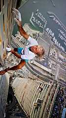 「法國蜘蛛人」羅貝爾早於美國好手霍諾德，2004年以繩索登頂台北101。圖為羅貝爾2015年攀登杜拜卡
延塔。
（羅貝爾提供）