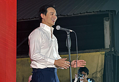 泰國政治明星皮塔25日晚上在人民黨造勢活動上，呼籲選民票投人民黨，強調「這場選戰必須是壓倒性的勝利」。
